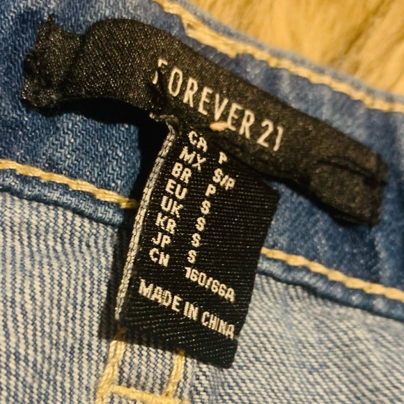 ๐ NWT FOREVER 21 DISTRESSED BOOTY SHORTS โ SIZE S - Picture 3 of 13